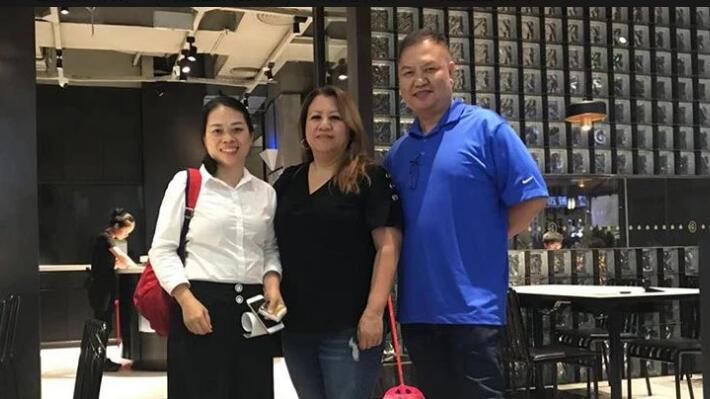 皮秒激光切割機(jī)客戶合影.jpg