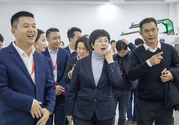 福建省長汀縣呂莉縣長一行蒞臨超越激光視察指導(dǎo)-14.png