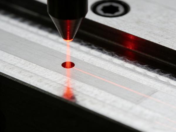 紅外飛秒激光切割鈦合金薄片盲孔加工 (2).jpg